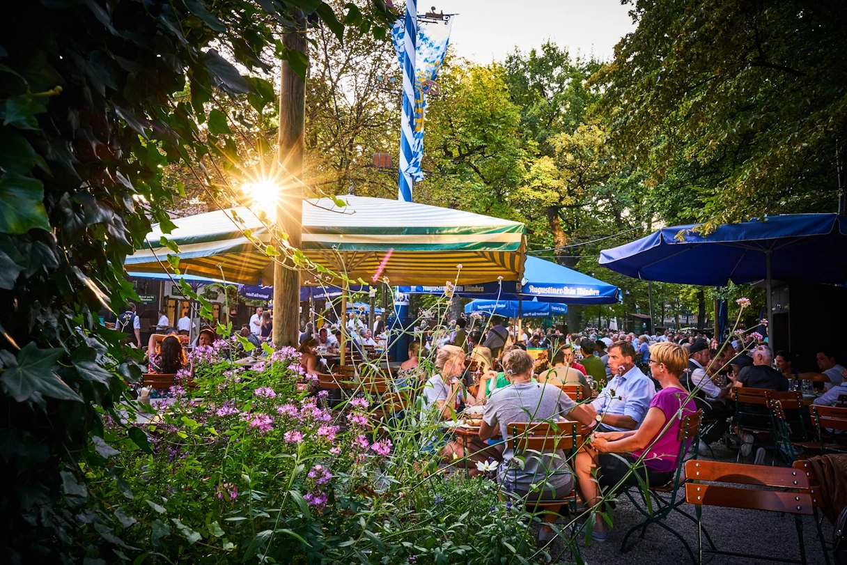 Augustiner Keller Biergarten im Sommer mit Gästen