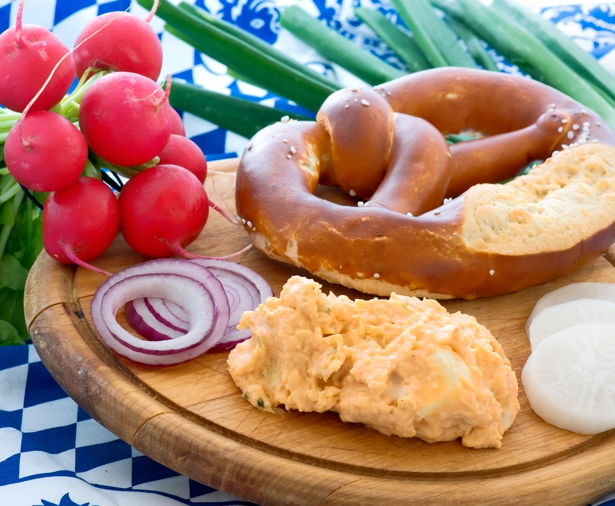 Brotzeitbrett mit Obazda, Brezel und Radiesschen