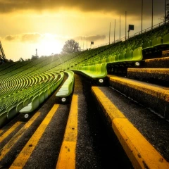 Olympiastadion in München, Blick auf die Sitzplätze mit Sonnenuntergang