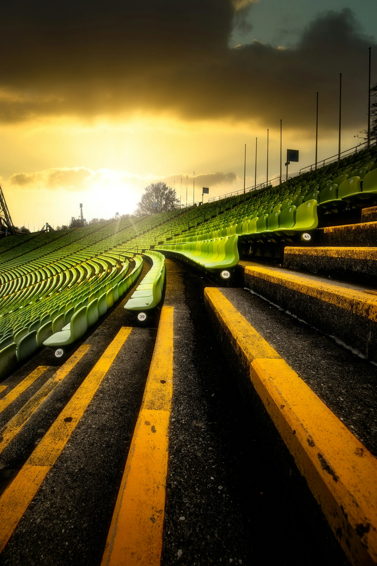 Olympiastadion in München, Blick auf die Sitzplätze mit Sonnenuntergang