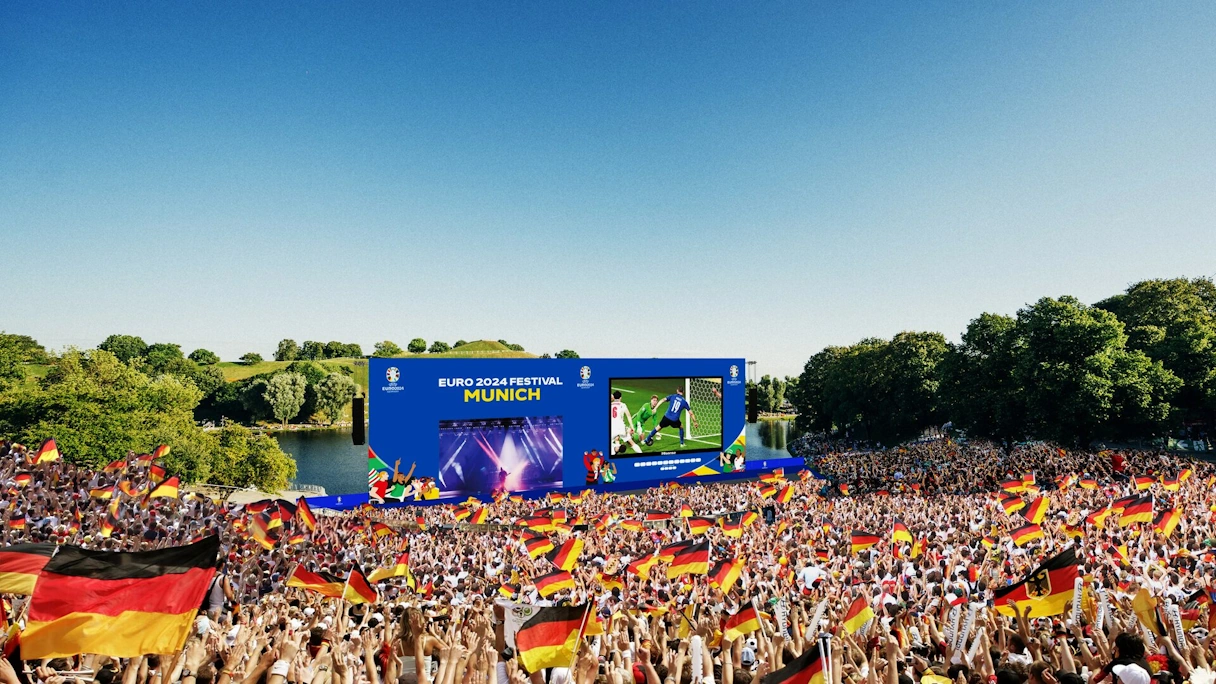 KI erstellte vorstellung wie die Fan Zone im Olympiapark zur EM mit Publikum aussieht