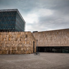 Jüdisches Museum München, Außenansicht, Synagoge, Eingang Museum, verregneter Tag, dunkle Wolken