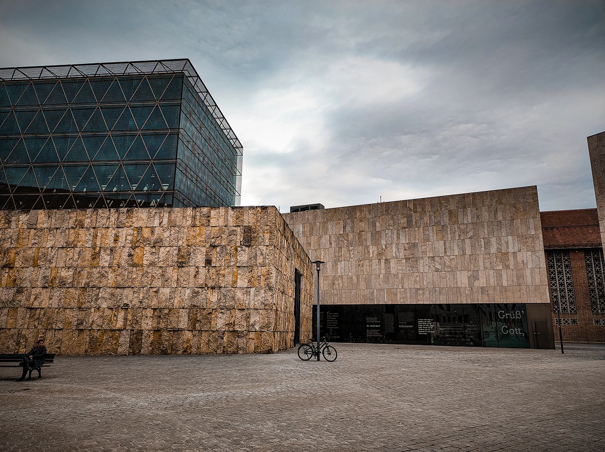 Jüdisches Museum München, Außenansicht, Synagoge, Eingang Museum, verregneter Tag, dunkle Wolken