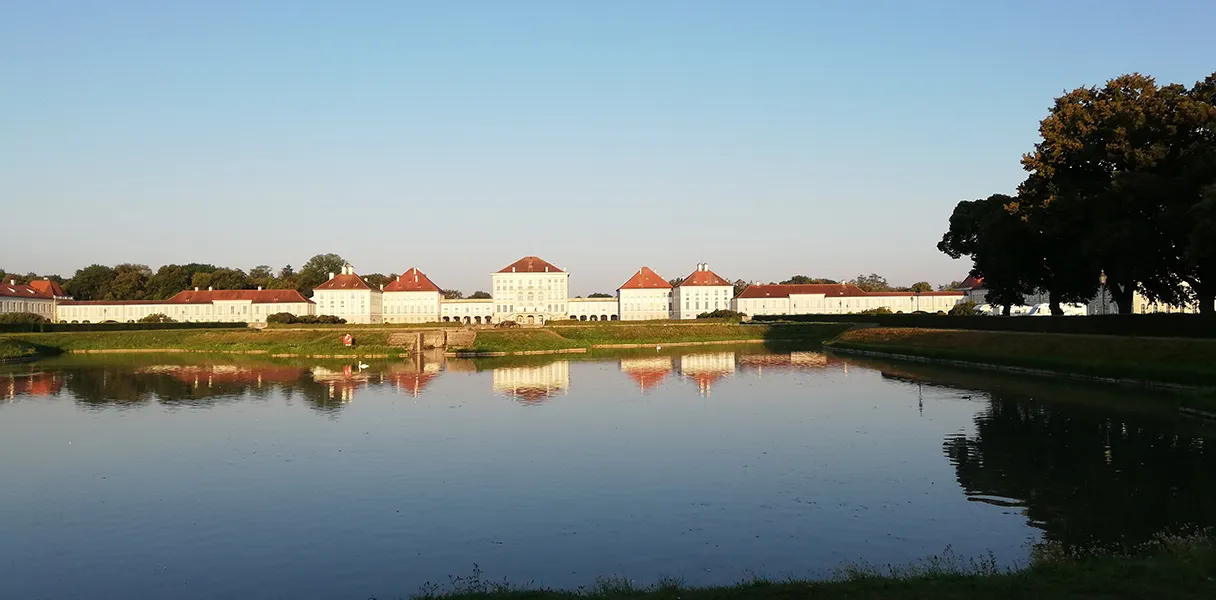 Schloss Nymphenburg München, See im Vordergrund, in dem sich das Schloss spiegelt