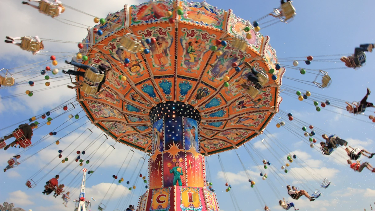 Frühlingsfest in München, zu sehen ist das große Kettenkarussell, welches in Betrieb ist