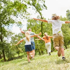 Familie spielt auf einer Wiese