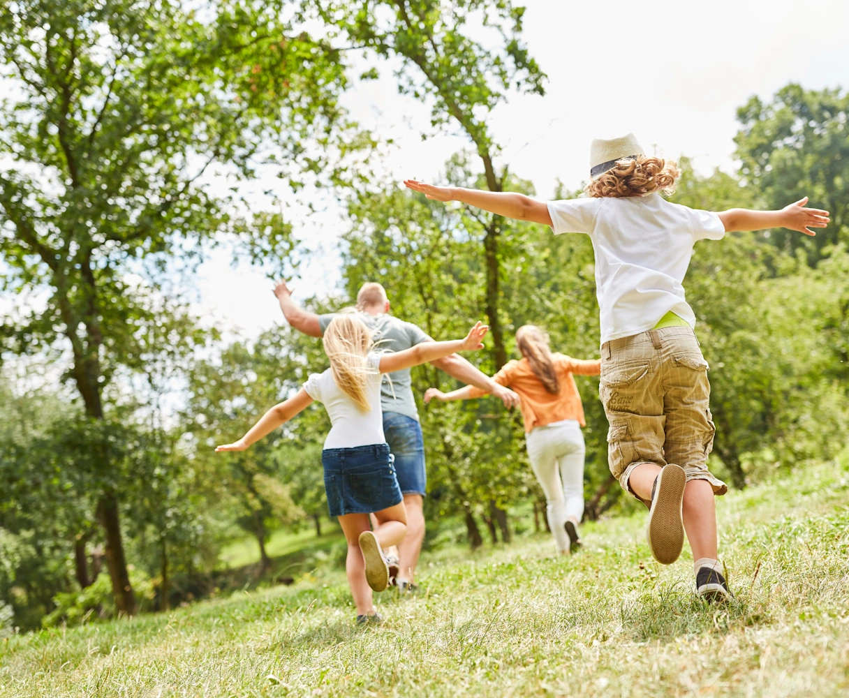 Familie spielt auf einer Wiese