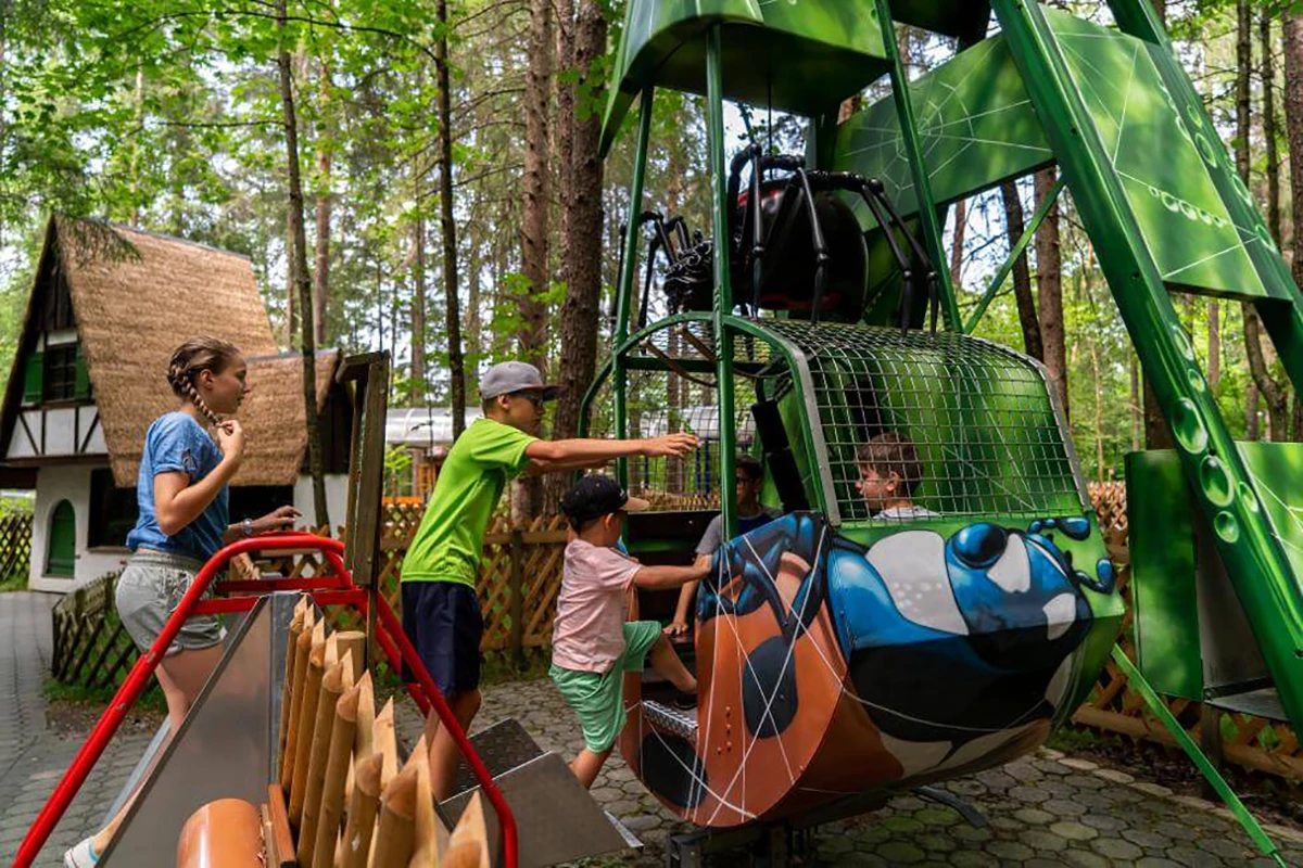 Märchenwald im Isartal, Kinder stehen an einem Fahrgeschäft