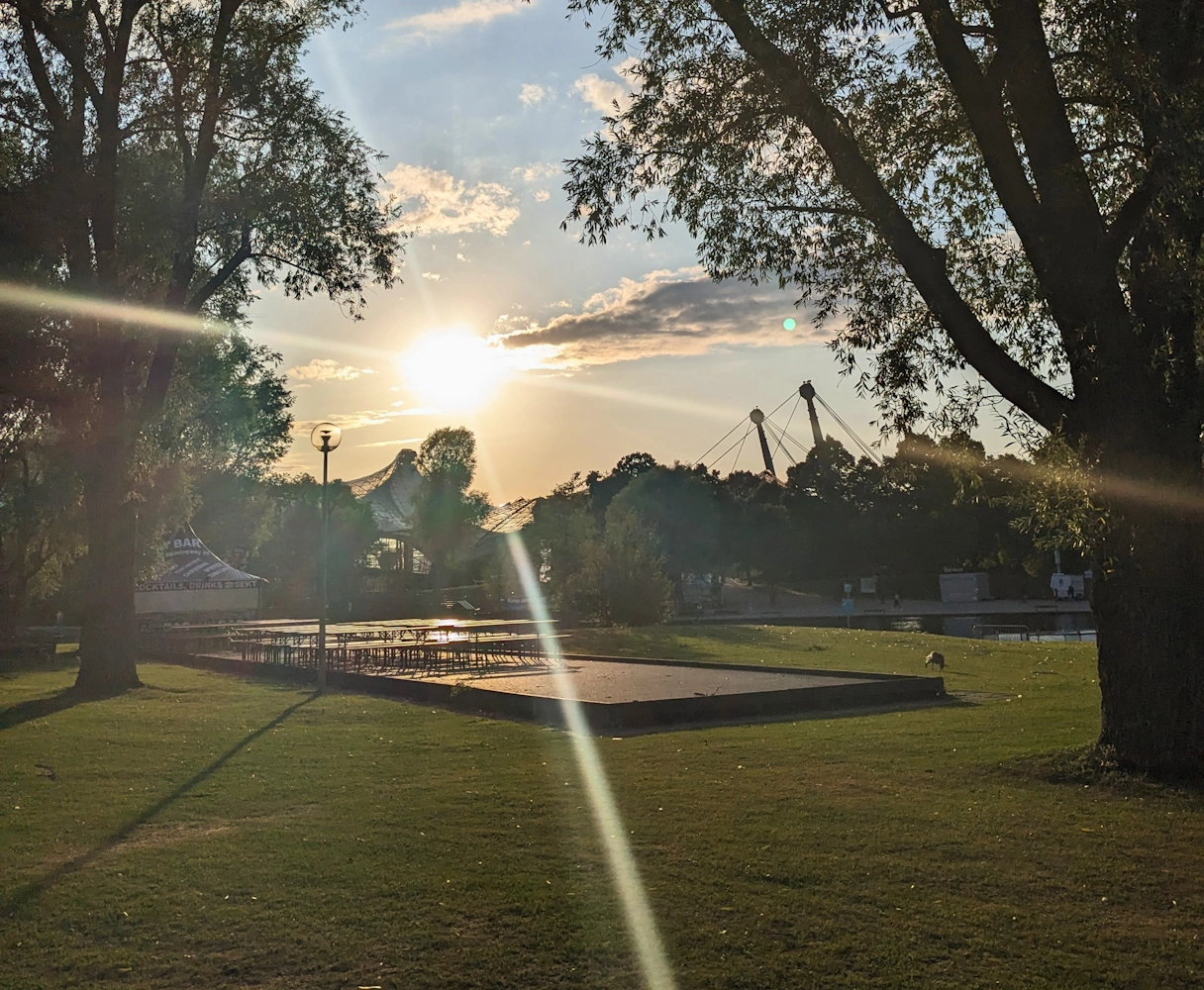 Der Olympiapark bei Sonnenuntergang