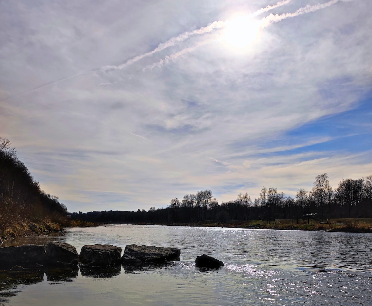 Der Fluss Isar bei schönem Wetter im Herbst