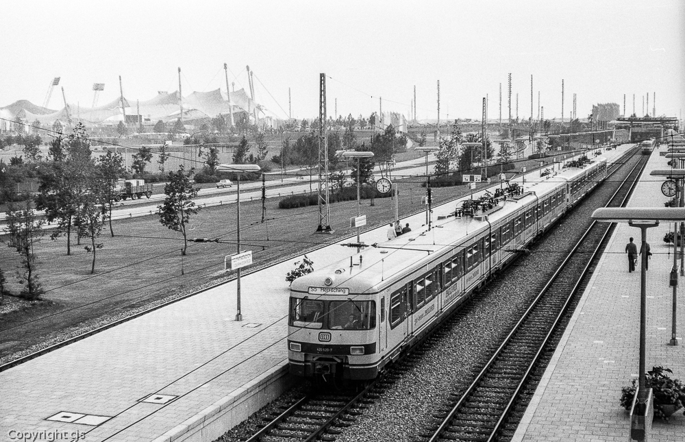 S-Bahn München, ein schwarz weiß Foto von eineer alten S-Bahn die in einen Bahnhof einfährt