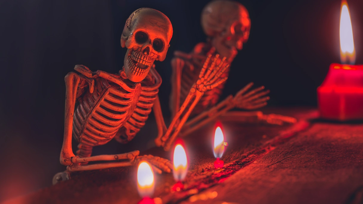 Deko-Skelett bei Kerzenschein