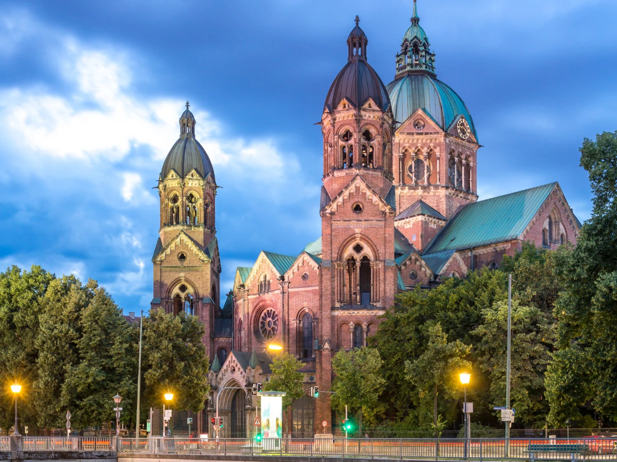 Blick auf die St. Lukas Kirche Lehel, München