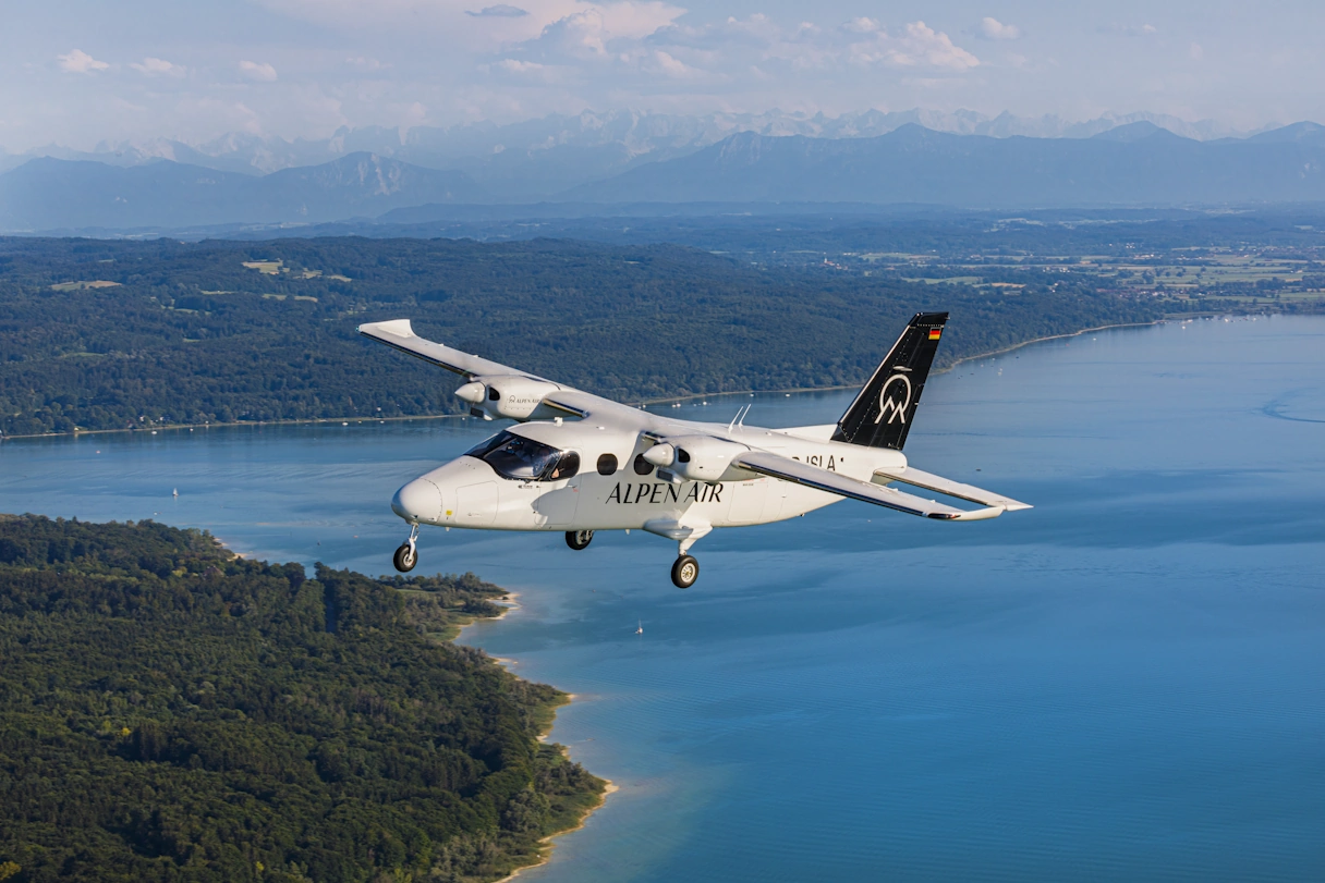 Alpen Air  Flugzeug über Wasser in der Luft