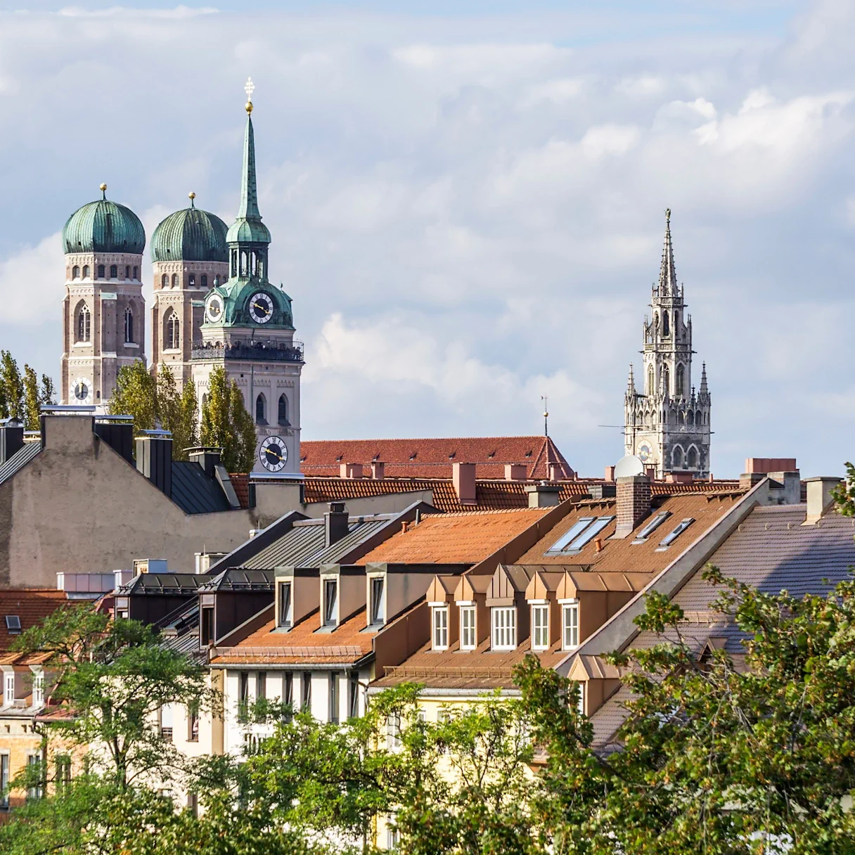 View of the roofs of Munich's city center. The towers of the Frauenkirche, the new town hall and the old town hall stand out between the roofs