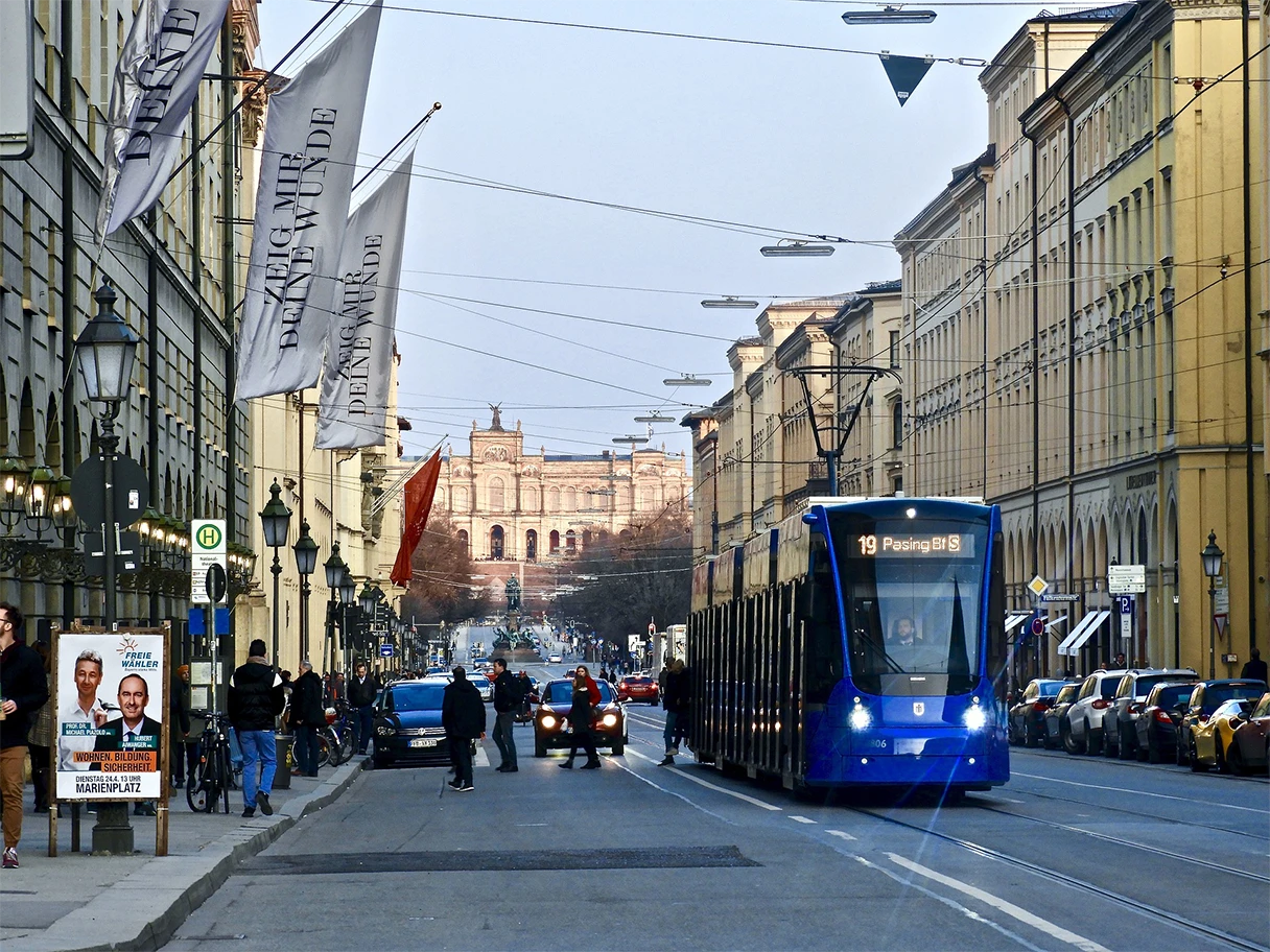 München, blaue Straßenbahn
