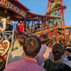 Schlange vor einem Fahrgeschäft beim Oktoberfest 2023