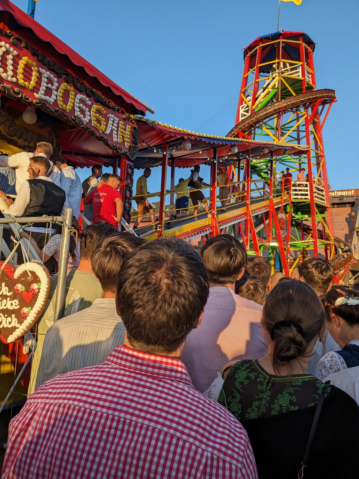 Schlange vor einem Fahrgeschäft beim Oktoberfest 2023