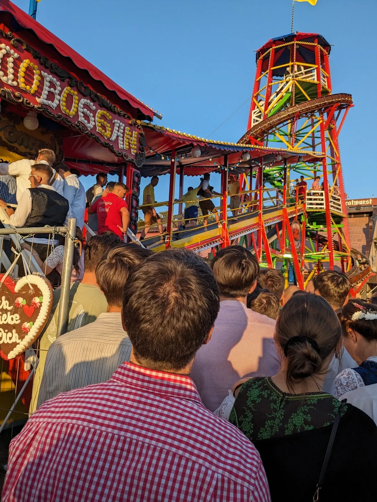 Schlange vor einem Fahrgeschäft beim Oktoberfest 2023