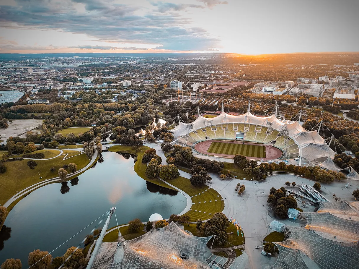 Olympiapark München zum Sonnenuntergang, Blick über den Olympiasee und Olympiastadion