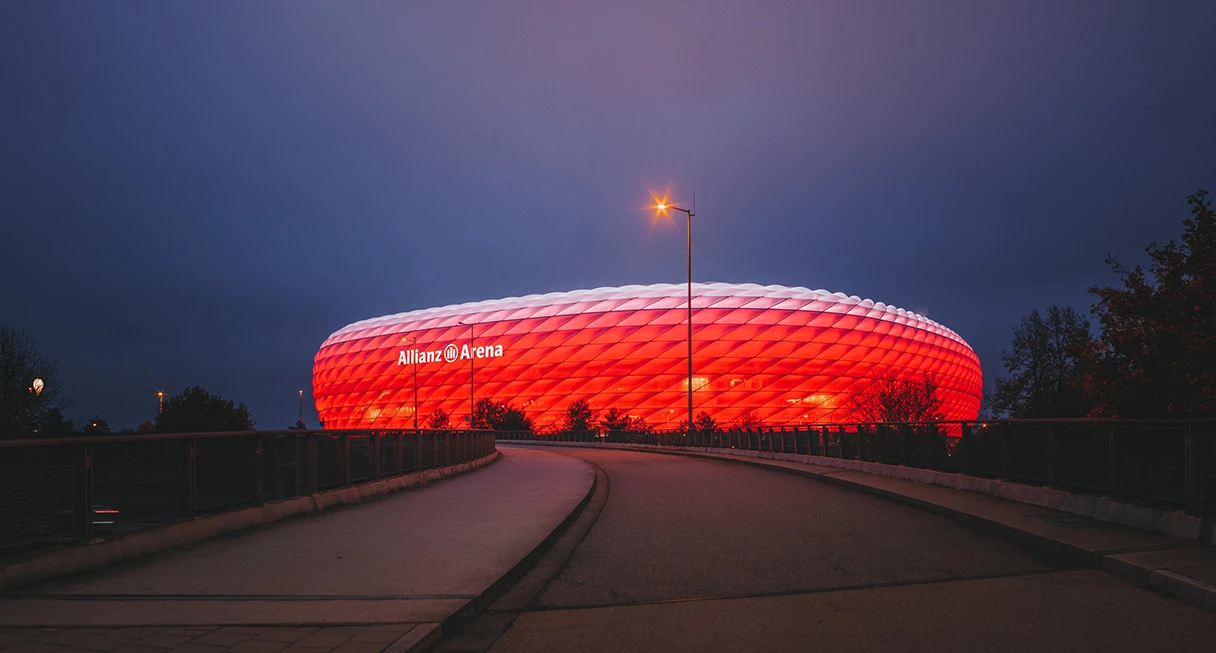 Blick auf die rot angestrahlte Allianz Arena