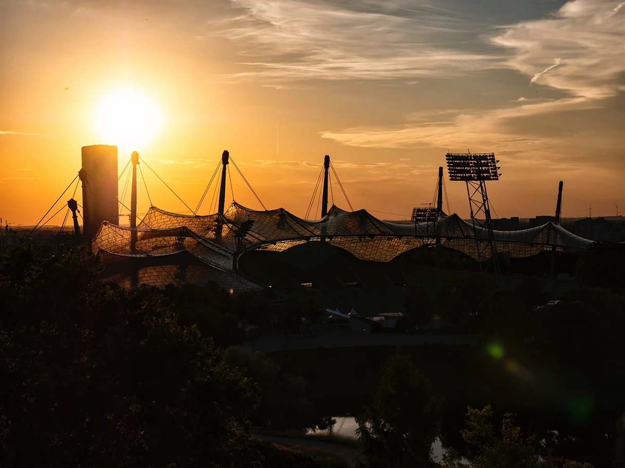Blick auf das Olympiazeltdach, Sonnenuntergang