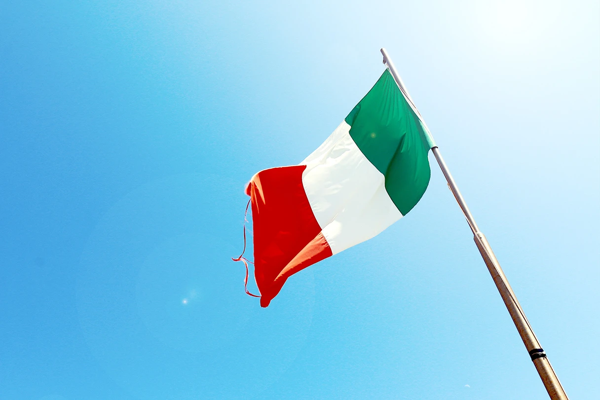 Italienische Flagge weht im Wind, blauer Himmel