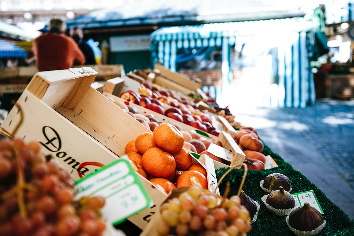 Viktualienmarkt, Obststand mit Orangen, Pfirsichen, Weintrauben und Feigen