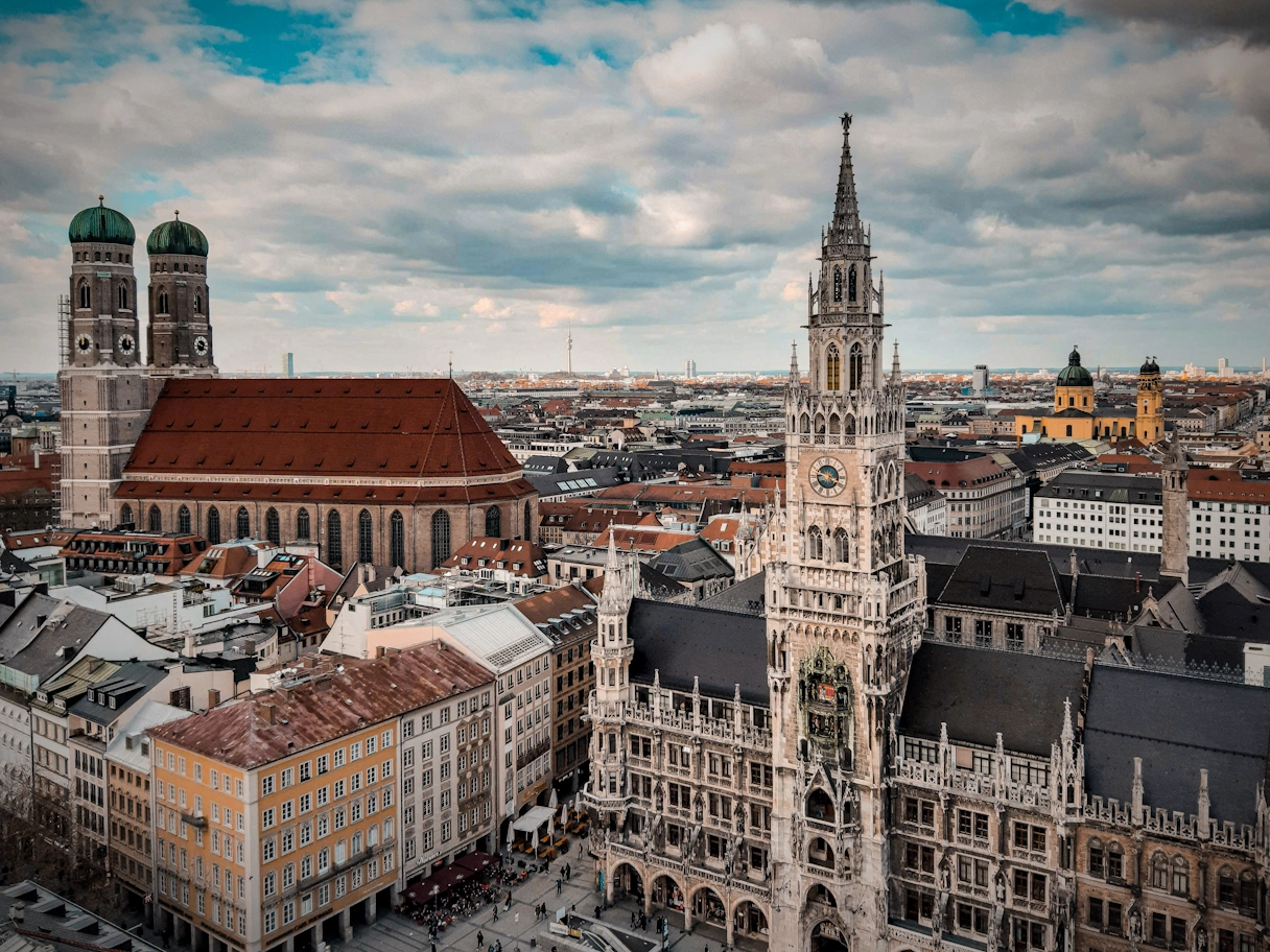 München von oben fotografiert. Blick über die Stadt. Rechts das neue Rathaus, links die Frauenkirche