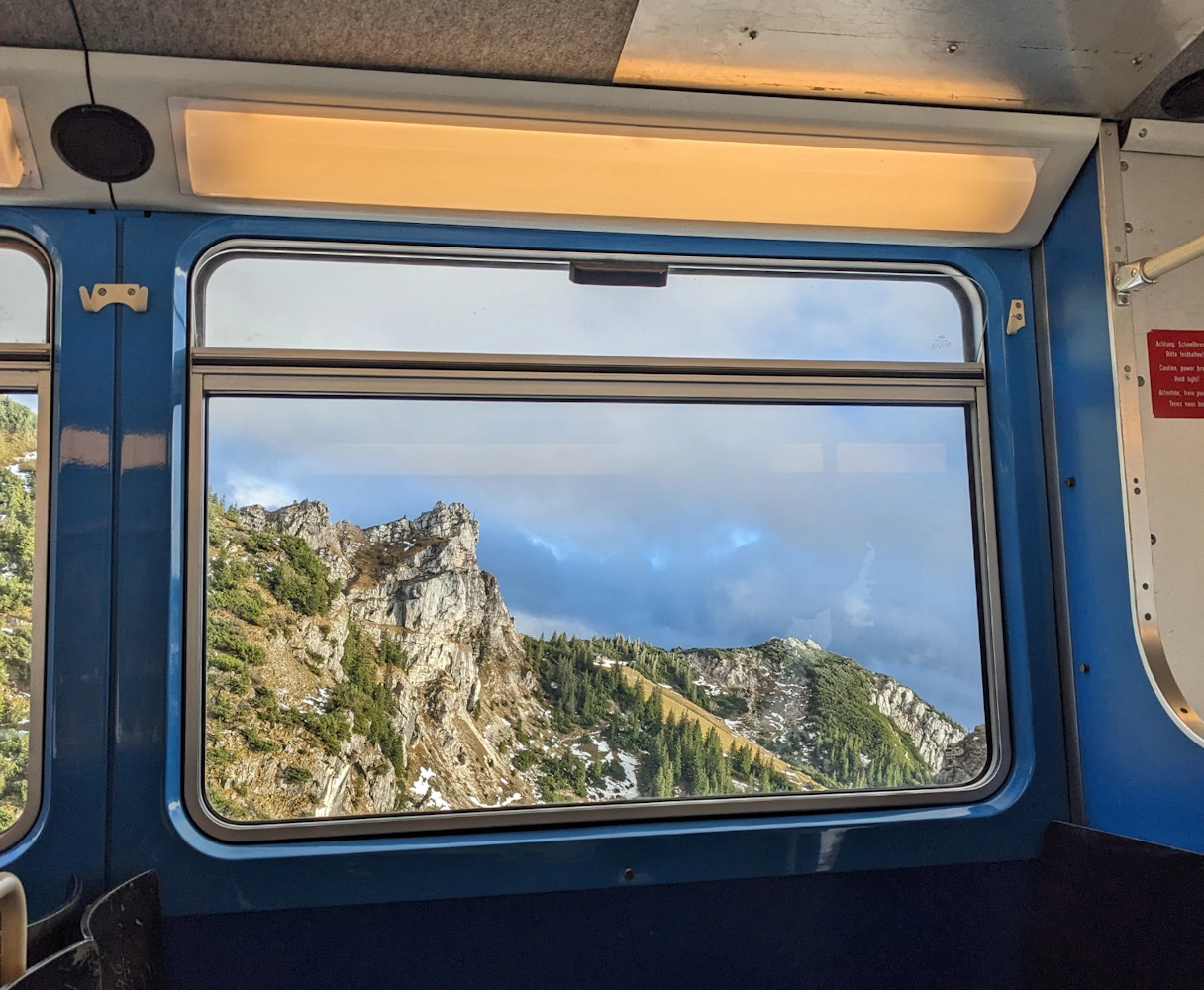 Aussicht aus der Zahnradbahn am Wendelstein. Berge und Landschaft