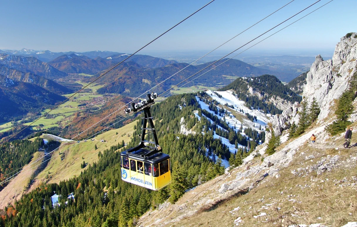 Wendelstein Seilbahn bei wolkenfreiem Himmel über den Bergen