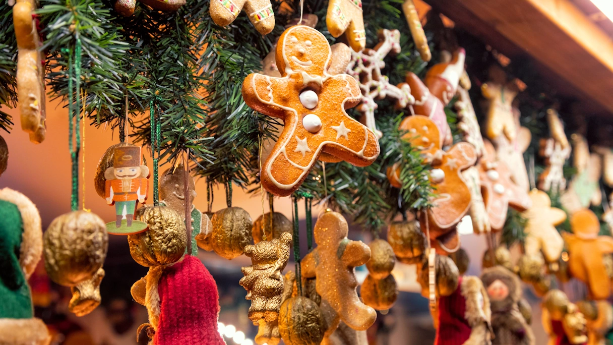 Gingerbread men, walnuts and nutcrackers to hang up