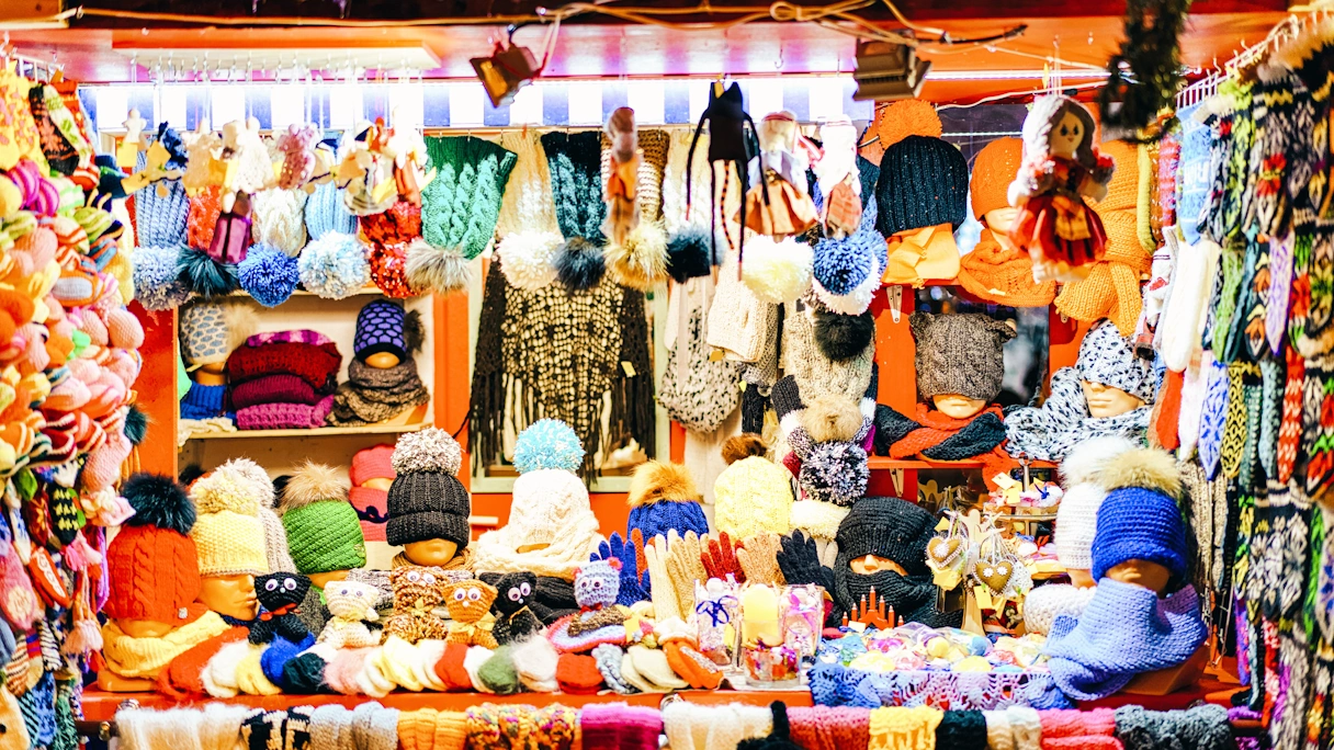 Stand mit Strickwaren auf dem Weihnachtsmarkt