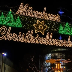 Münchner Christkindlmarkt Name mit Leuchtschrift aufgehangen