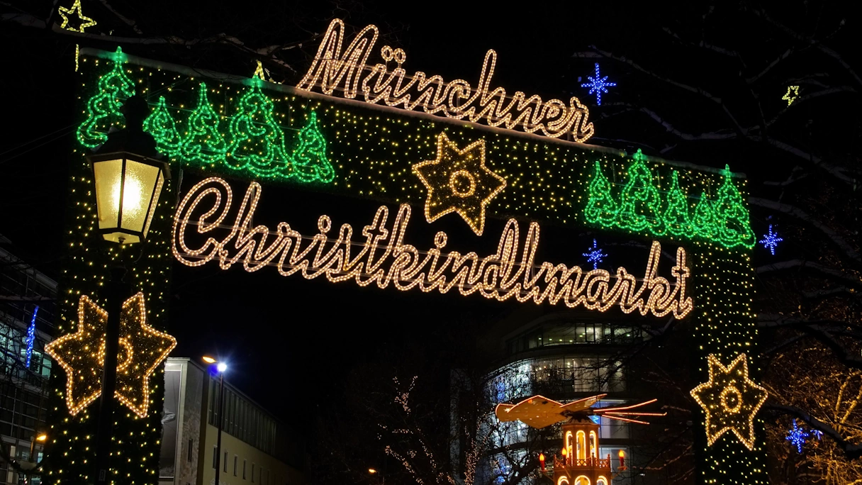 Münchner Christkindlmarkt Name mit Leuchtschrift aufgehangen