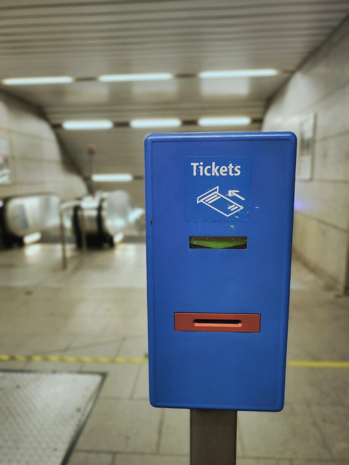 Ein Ticketentwerter in einem Münchner U-Bahnhof