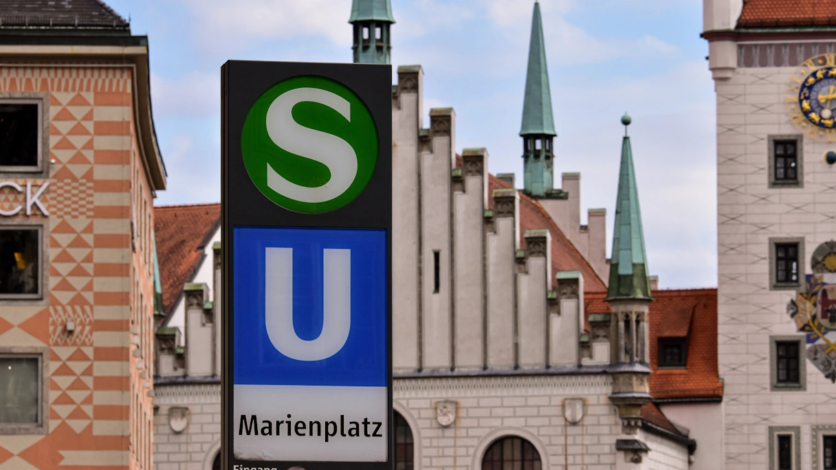 Schild mit S- und U-Bahnhof Zeichen am Marienplatz