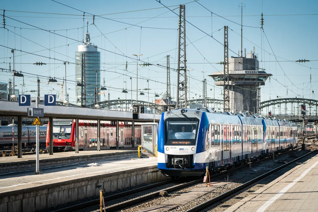 Zug fährt ein in den Münchner Hauptbahnhof