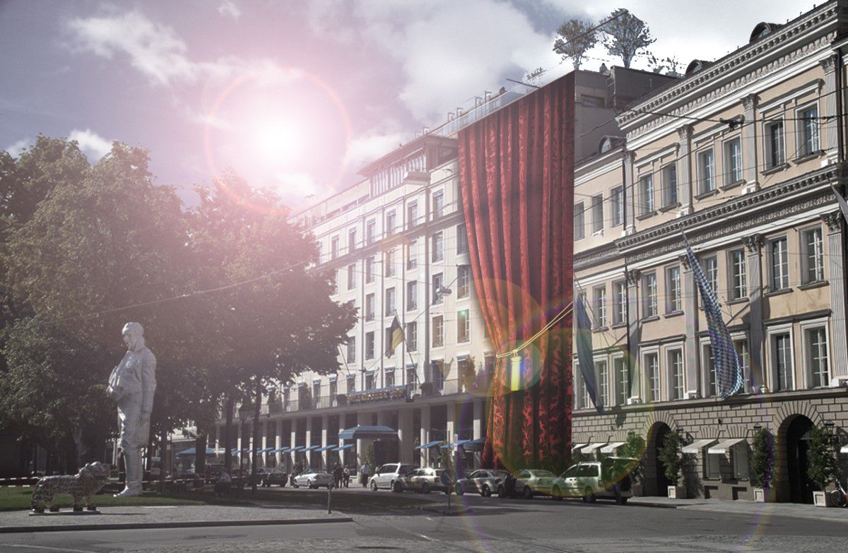 Komödie im Bayerischen Hof, Außenansicht, Roter Vorhang hängt von der Hausfassade