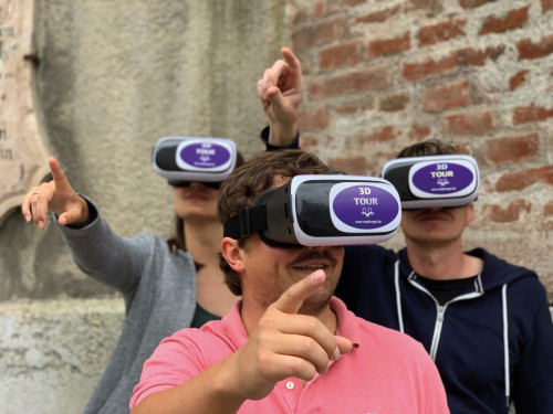3D tour with Weis(s)er Stadtvogel, 3 guests have virtual reality glasses on and point their index finger in the air