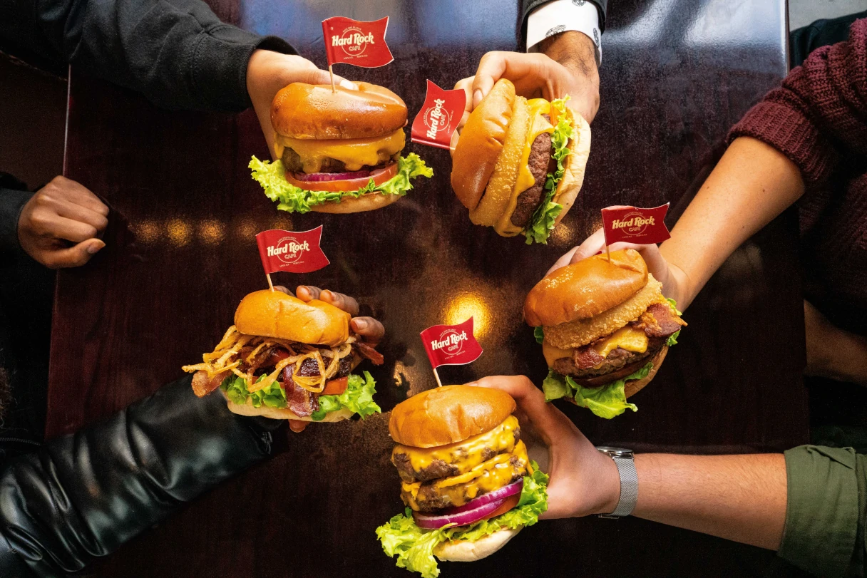 Hard Rock Cafe, Burger, 5 Personen halten ihre Burger zusammen in die Mitte