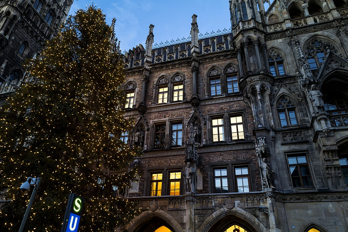 Marienplatz zur Weihnachtszeit, geschmückter Weihnachtsbaum mit vielen Lichtern steht auf dem Marienplatz vorm Rathaus