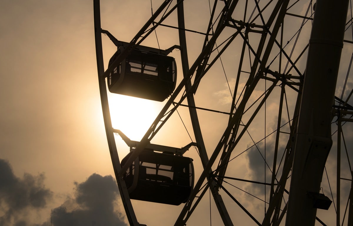 Umadum Riesenrad, München, Gondeln im Sonnenuntergang, Silhouetten