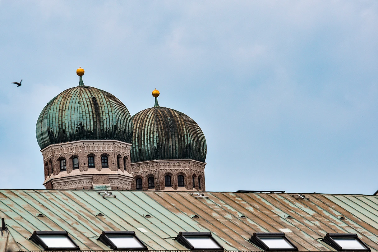 Frauenkirche München, zwei Türme der Frauenkirche verstecken sich hinter einem Dach
