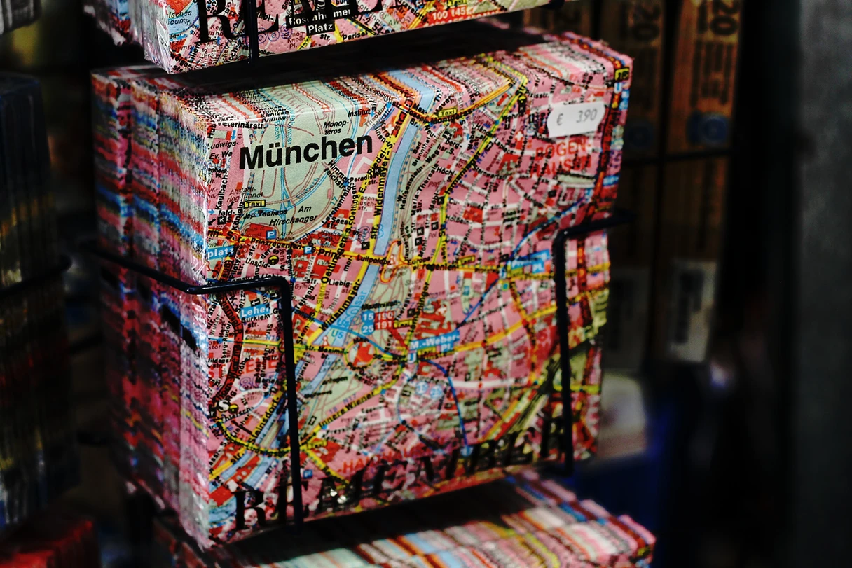 München, Servietten im Ständer auf denen der Münchner Stadtplan abgebildet ist