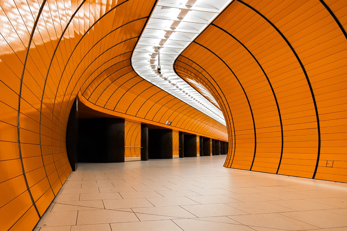 Marienplatz U-Bahn, Tunnel, orangene Fliesen und weißes Licht an der Decke