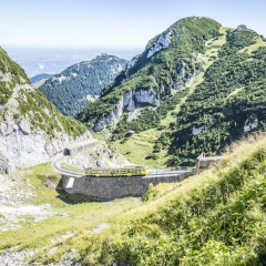 Wendelstein Zahnradbahn fährt zwischen den Bergen entlang