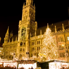 Der Christkindlmarkt am Marienplatz. Das Rathaus ist beleuchten, sowie die Buden und der große Weihnachtsbaum