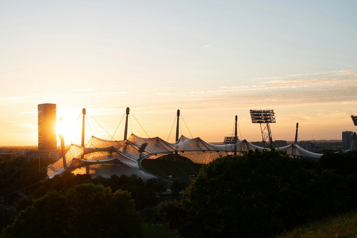 Das Olympiastadion in München bei Sonnenuntergang