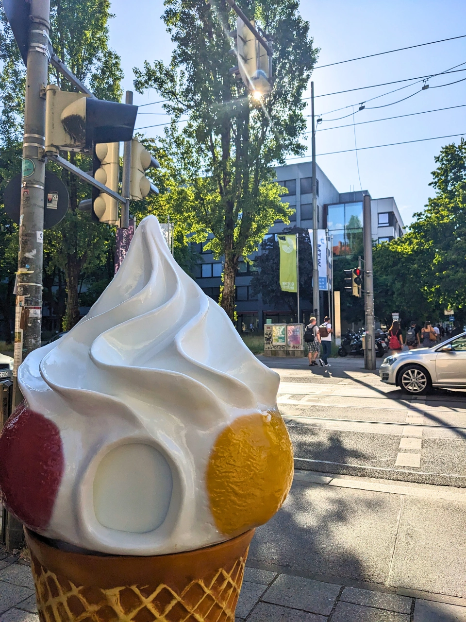 Bild von einem Mülleimer, der wie eine Eiswaffel mit Sahne aussieht.